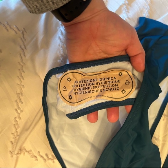 Bikini - Picture 3 of 3